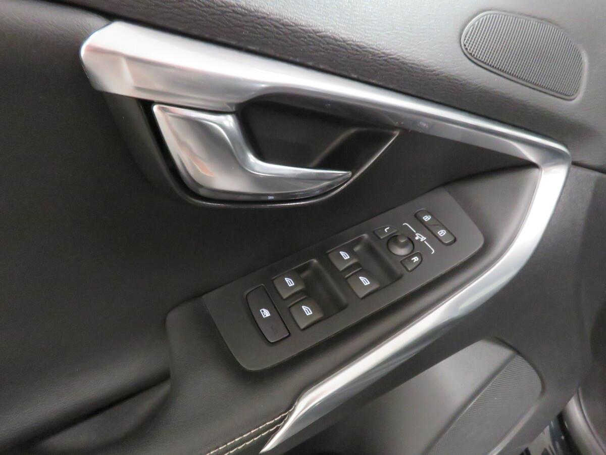 Volvo V40 2.0 D3 150kW R-Design Momentum