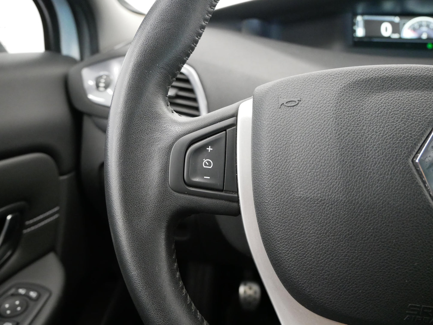 Renault Scénic 1.6 dCi 96 kW X-MOD Privilege