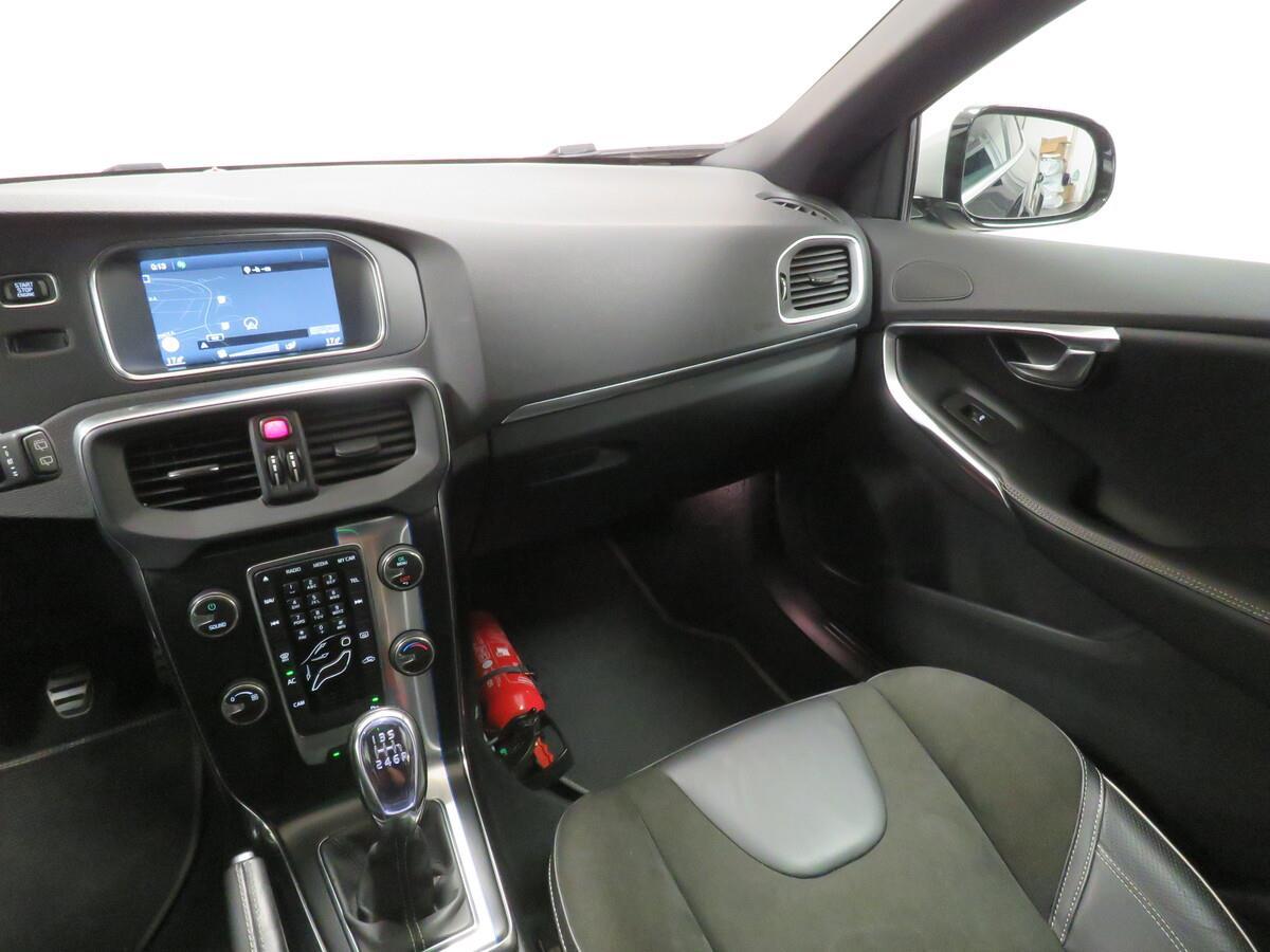 Volvo V40 2.0 D3 150kW R-Design Momentum
