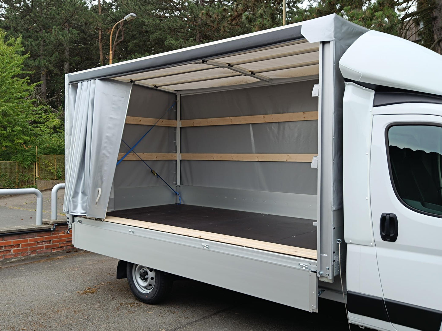 Fiat Ducato Maxi Kabina 2,2 MTJ 180k 35 L4 Podvozek + valník s plachtou 8 palet