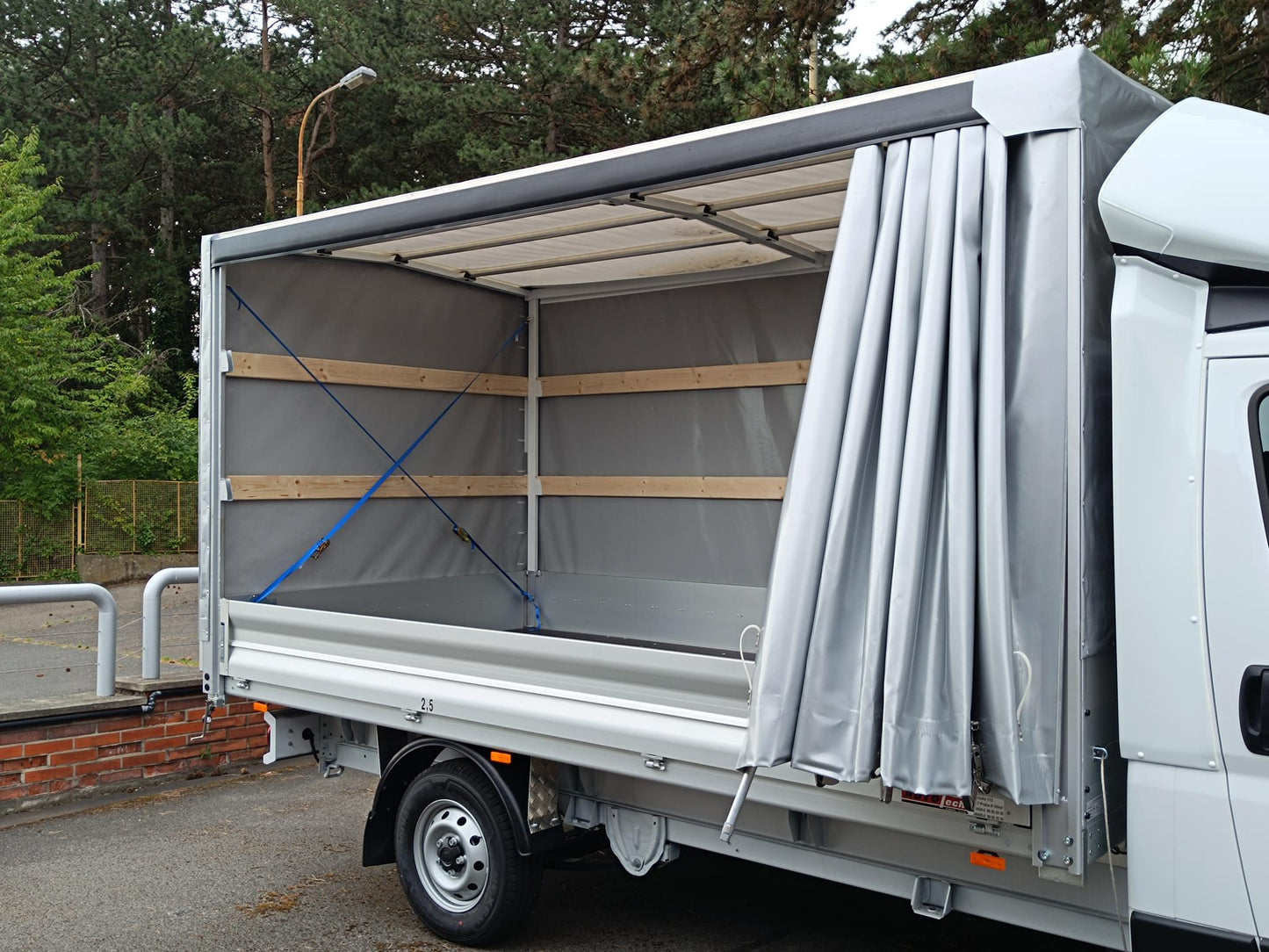 Fiat Ducato Maxi Kabina 2,2 MTJ 180k 35 L4 Podvozek + valník s plachtou 8 palet