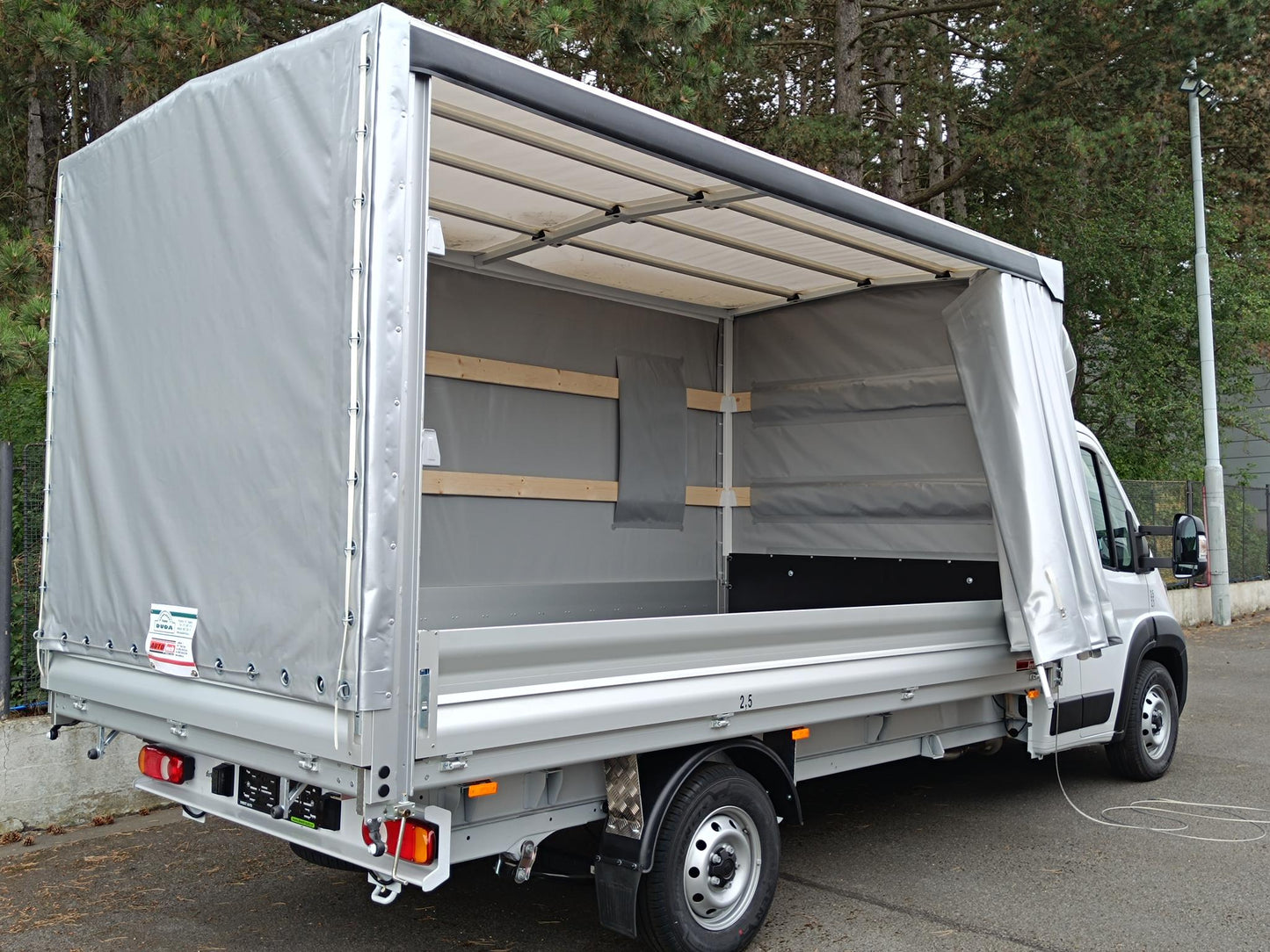 Fiat Ducato Maxi Kabina 2,2 MTJ 180k 35 L4 Podvozek + valník s plachtou 8 palet