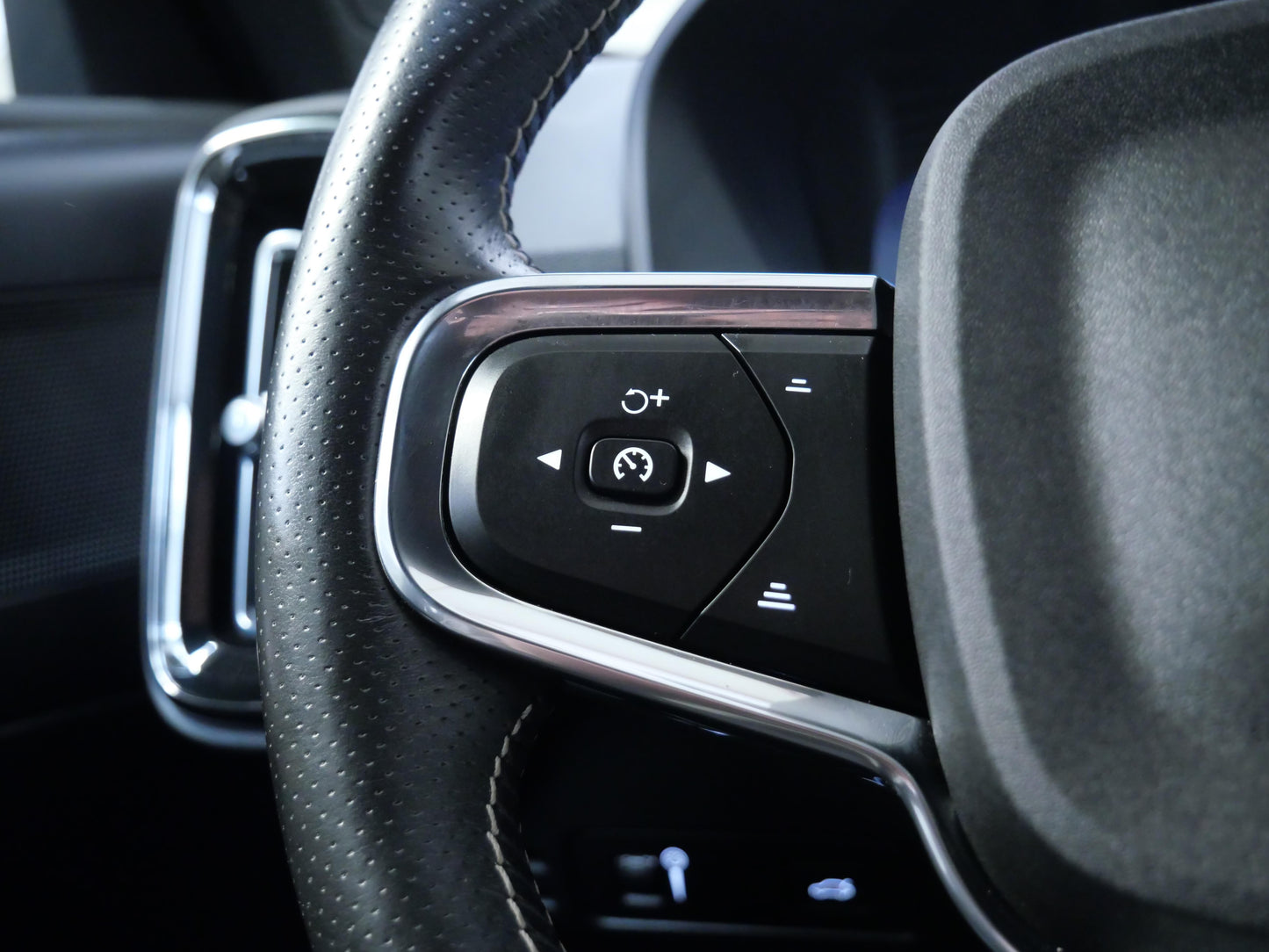 Volvo XC40 B4 145 kW AWD R-Design