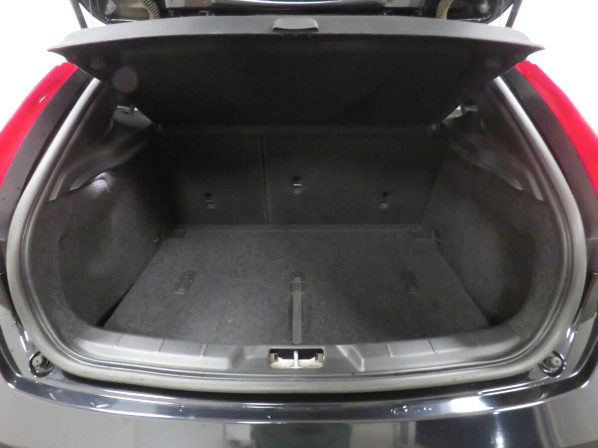 Volvo V40 2.0 D3 150kW R-Design Momentum