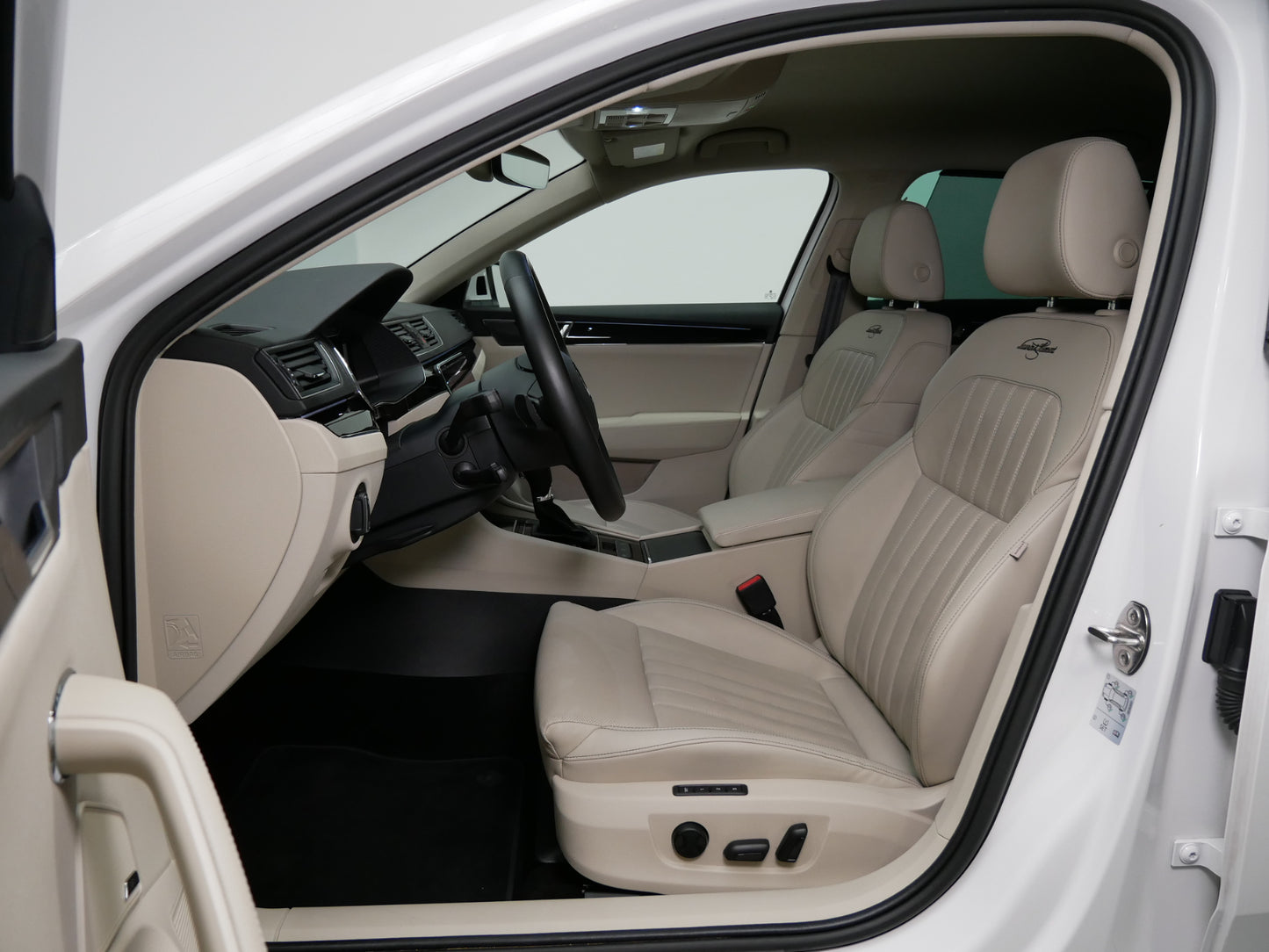 Škoda Superb 2.0 TDI/140 kW/DSG/4x4/L&K/MATRIX/DCC/EL.VÍKO/DPH