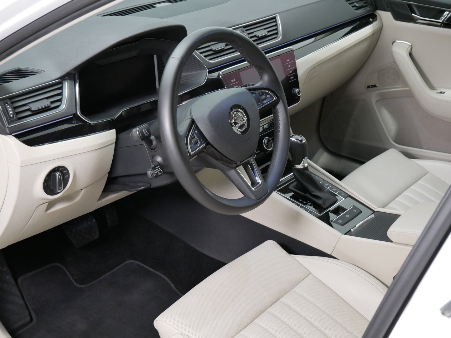 Škoda Superb 2.0 TDI/140 kW/DSG/4x4/L&K/MATRIX/DCC/EL.VÍKO/DPH