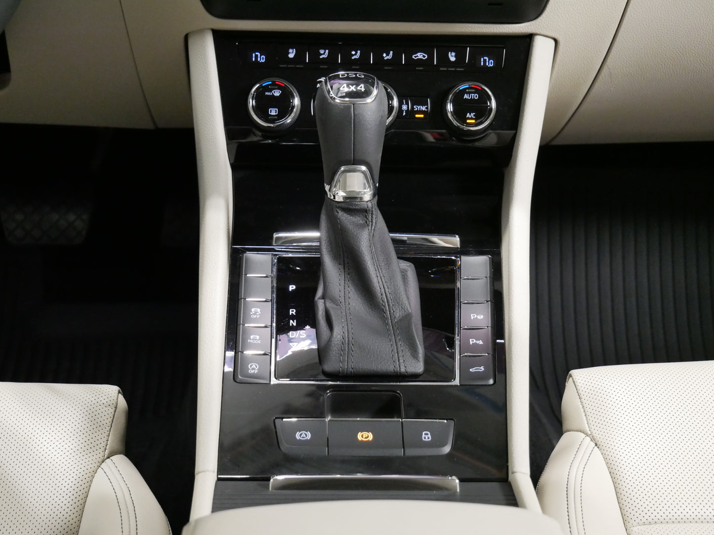 Škoda Superb 2.0 TDI/140 kW/DSG/4x4/L&K/MATRIX/DCC/EL.VÍKO/DPH