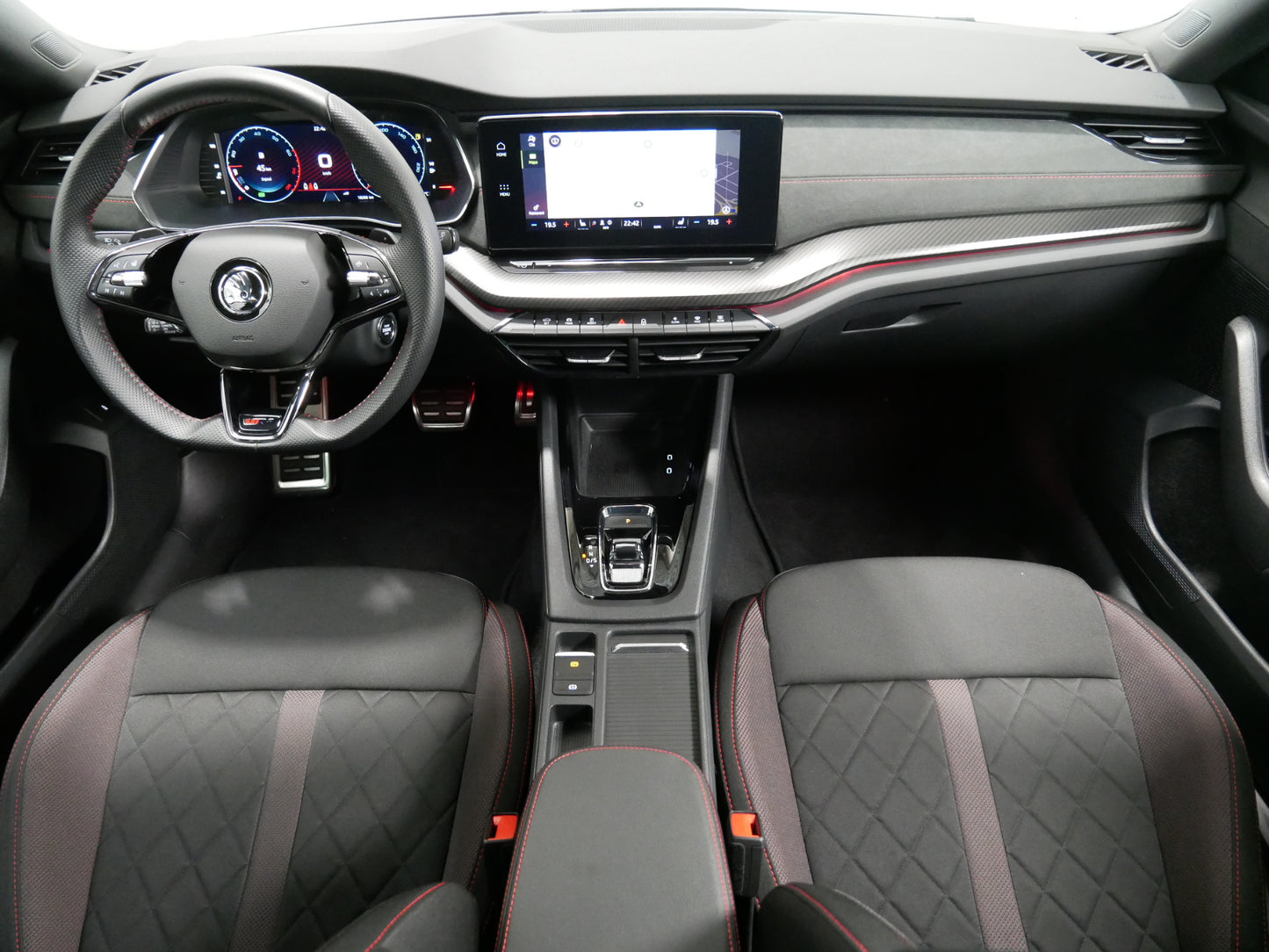 Škoda Octavia RS 2.0 TSI/180 kW/DSG/RS/NAVI/LED/PŘÍPRAVAproTAŽNÉ/CZ