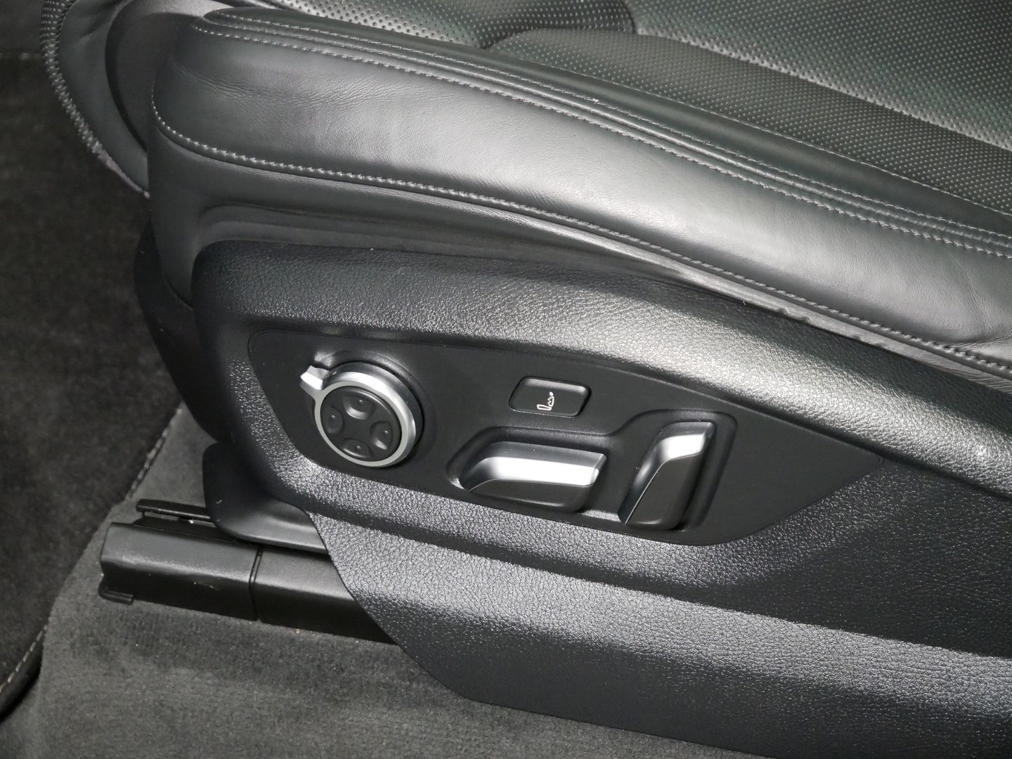Audi SQ7 4.0 TDI/320 kW/PANO/LED/HUD/VS/ASUS/VALCONA/DPH
