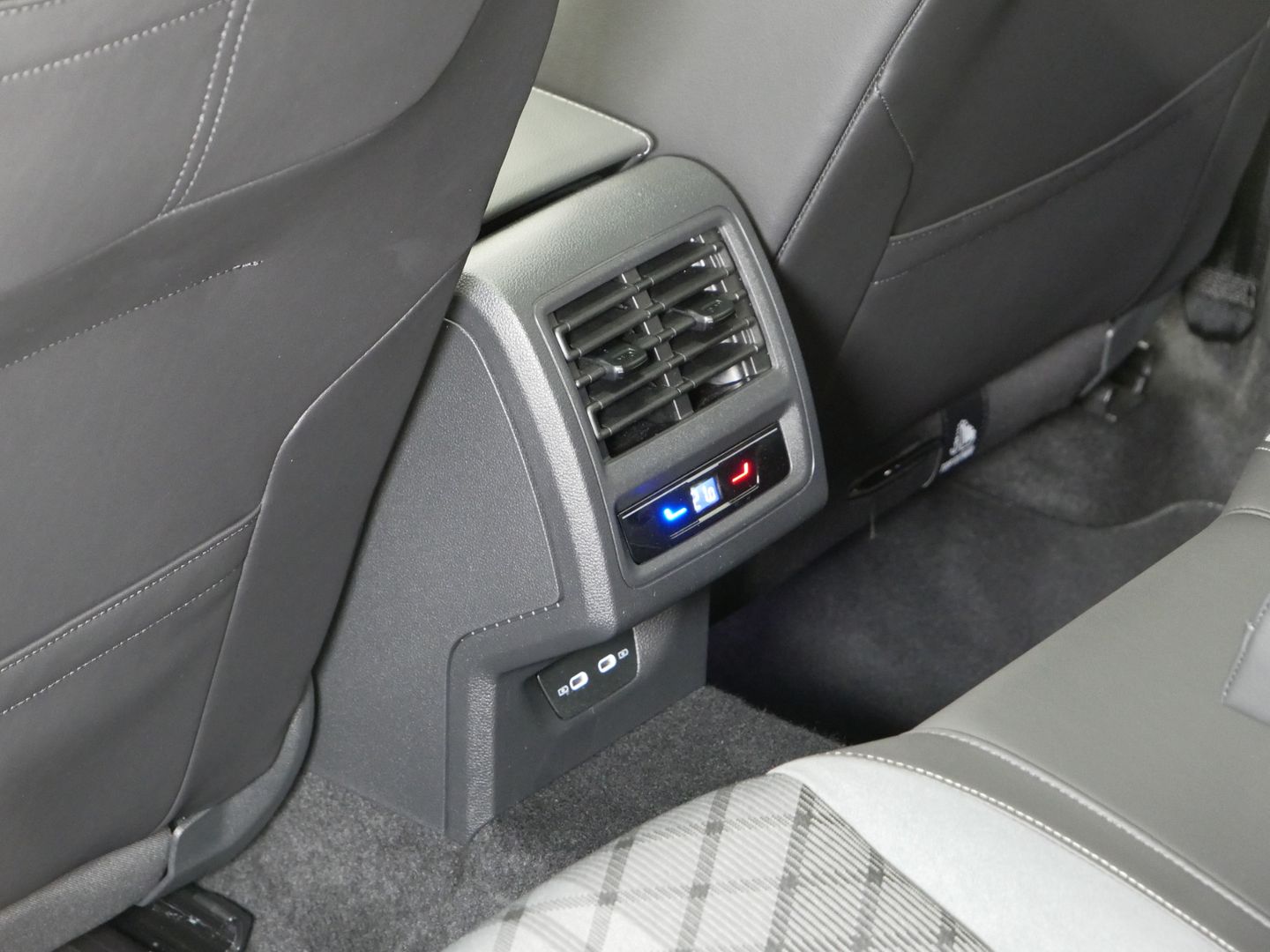 Volkswagen Golf 1.5 TSI/110 kW/R-LINE/PANO/LED/CZ/DPH
