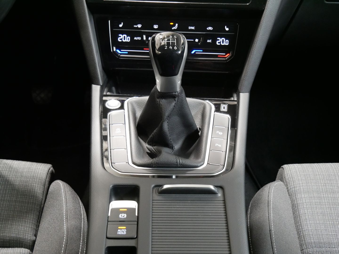Volkswagen Passat 2.0 TDI/WEBASTO/NAVI/DPH/KAMERA/EL.VÍKO/HARMAN/MAS