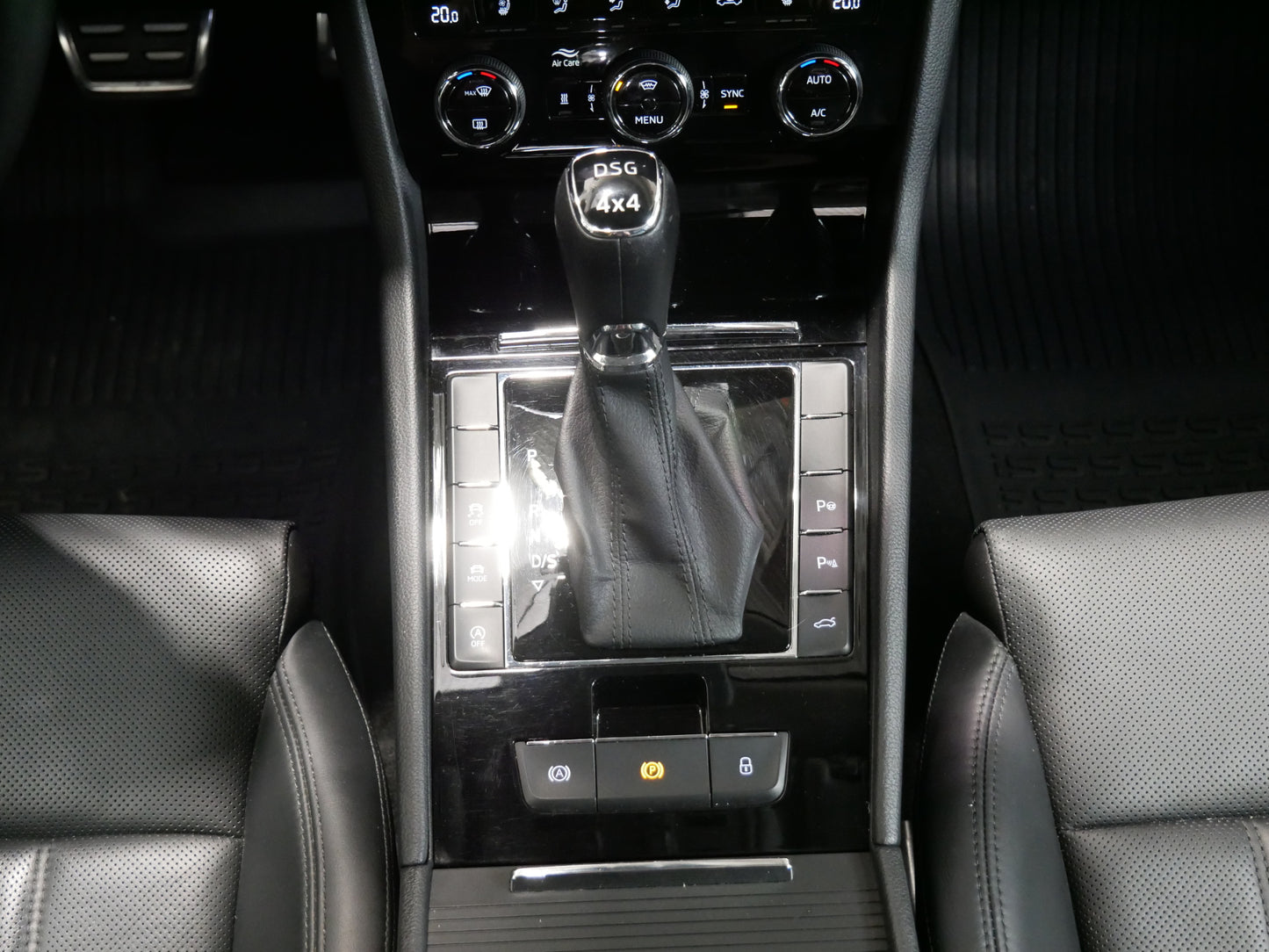 Škoda Superb 2.0 TDI/140kW/4x4/DSG/L&K/WEBASTO
