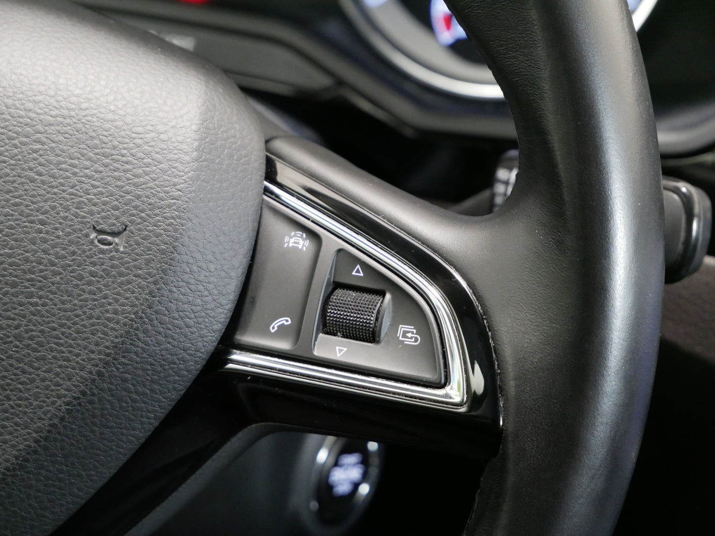 Škoda Superb 2.0 TDI/140kW/TAŽNÉ/DCC/CANTON/VENTILACE/KŮŽE/L&K