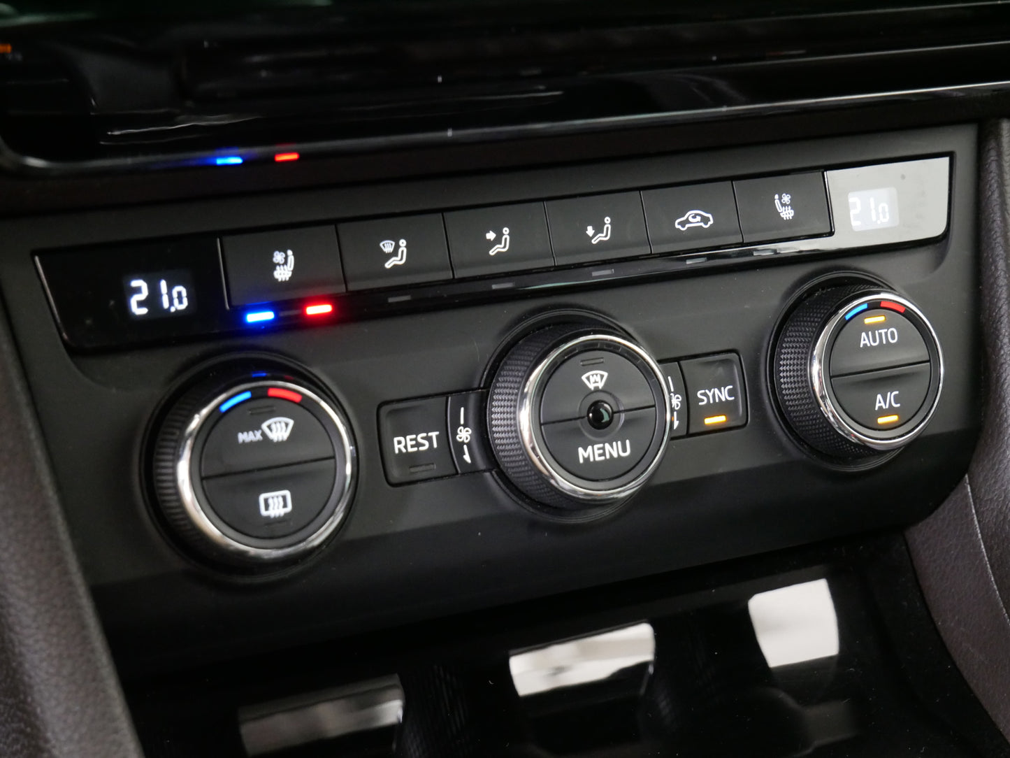 Škoda Superb 2.0 TDI/140kW/TAŽNÉ/DCC/CANTON/VENTILACE/KŮŽE/L&K