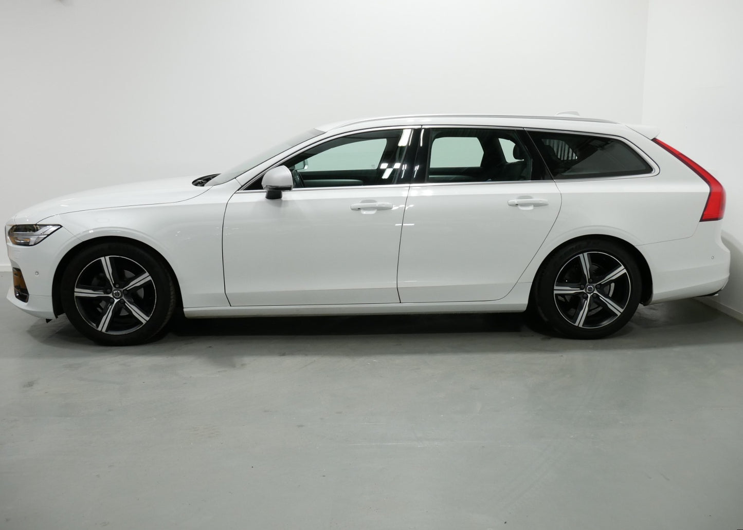 Volvo V90 D4 140 kW AUT AWD R-DESIGN