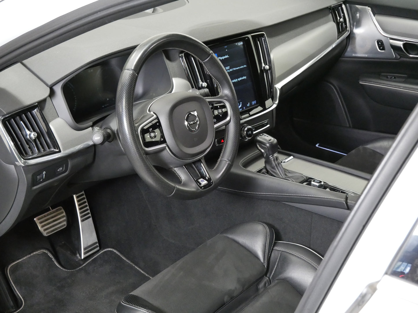 Volvo V90 D4 140 kW AUT AWD R-DESIGN