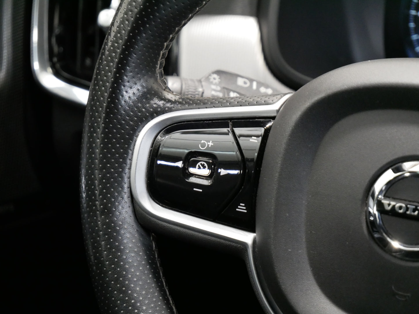 Volvo V90 D4 140 kW AUT AWD R-DESIGN