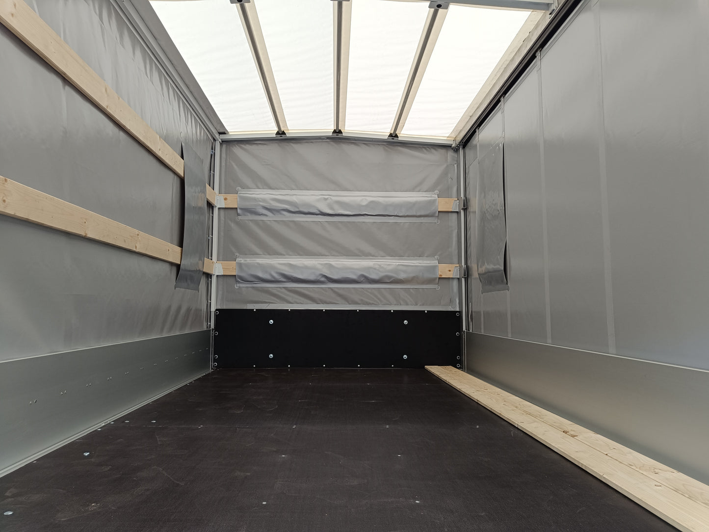 Fiat Ducato Maxi Kabina 2,2 MTJ 180k 35 L4 Podvozek + valník s plachtou 8 palet