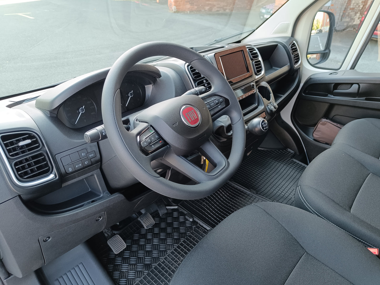 Fiat Ducato Maxi Kabina 2,2 MTJ 180k 35 L4 Podvozek + valník s plachtou 8 palet