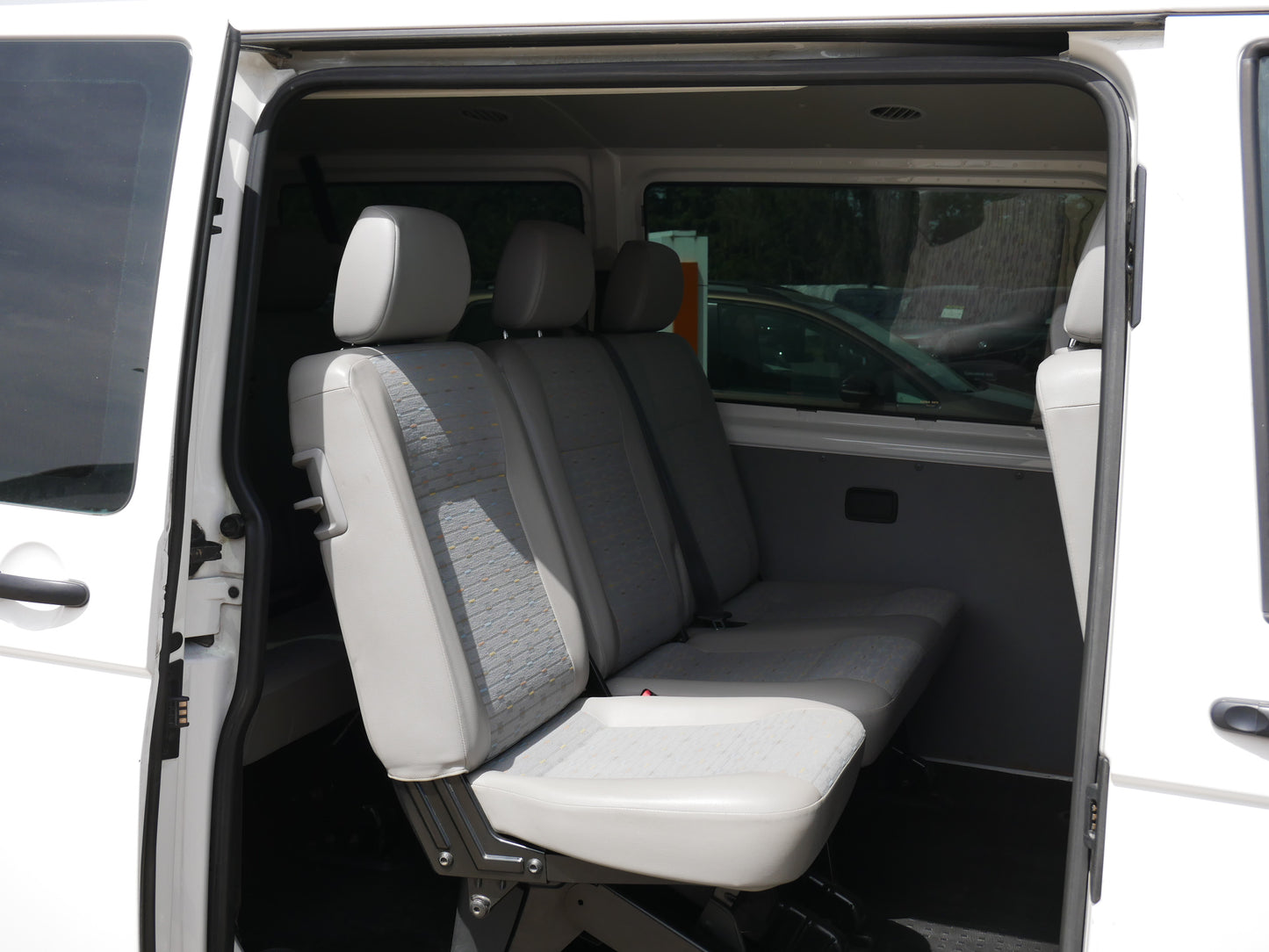 Volkswagen Transporter Kombi 2.0 TDI 84 kW 9 Míst