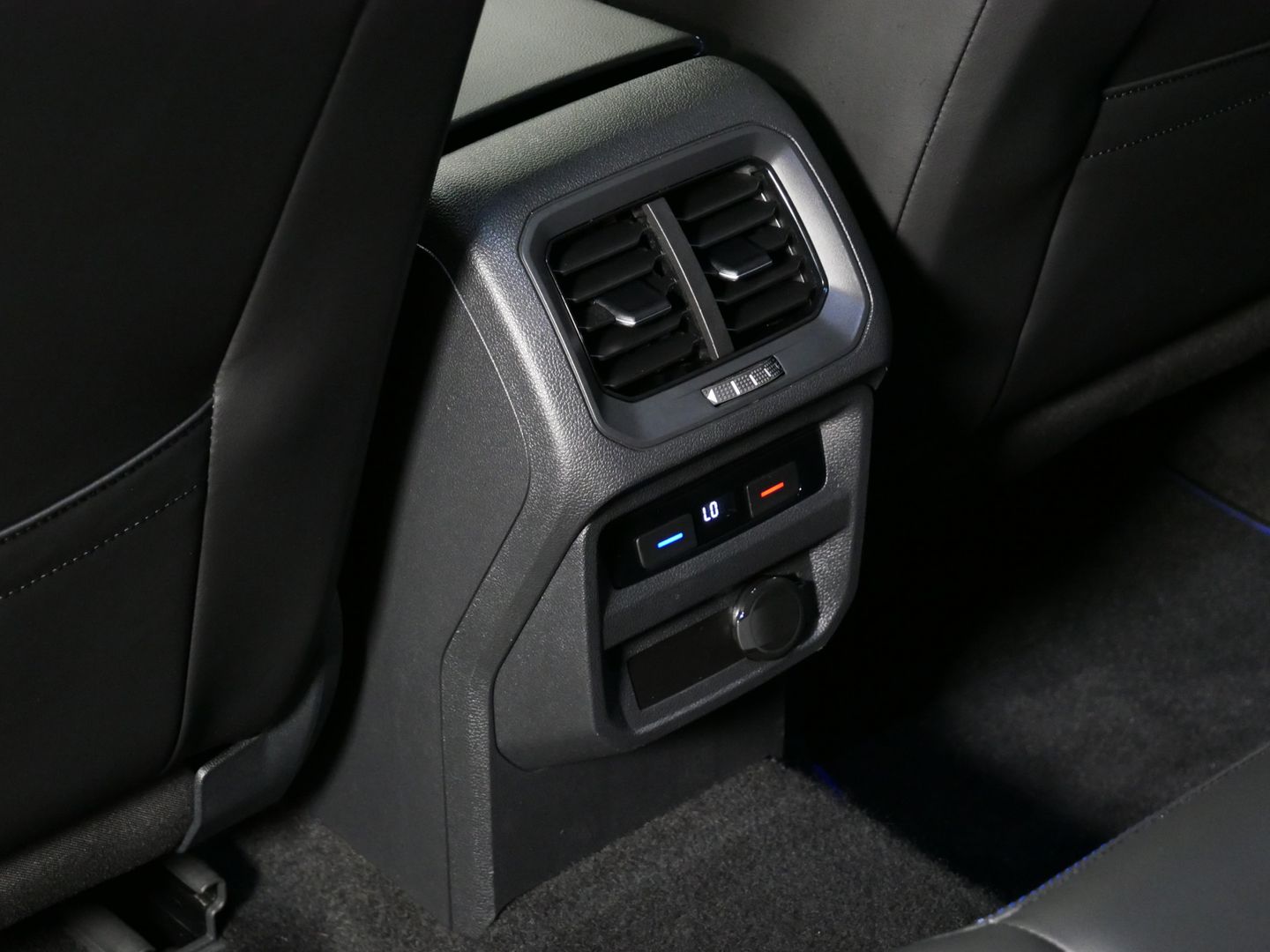 Volkswagen Tiguan "R" 2.0 TSI/235kW/DSG/4M/AKRAPOVIČ/TAŽNÉ/DPH