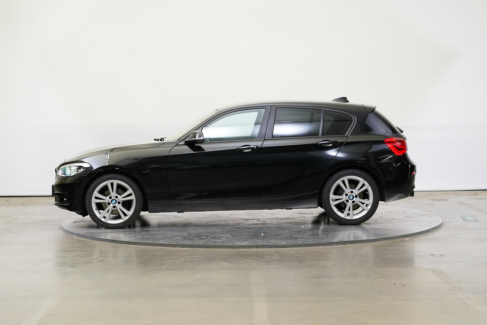 BMW Řada 1 120i 135 kW Sport Line – foto 3