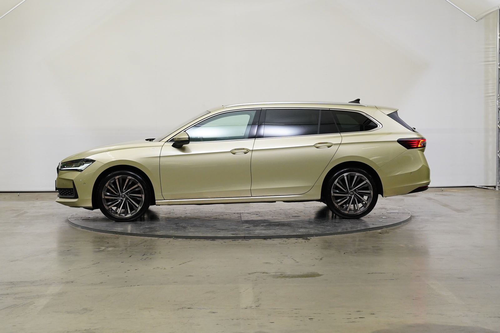 Škoda Superb 2.0 TDI 142 kW DSG 4x4 L&K – foto 3