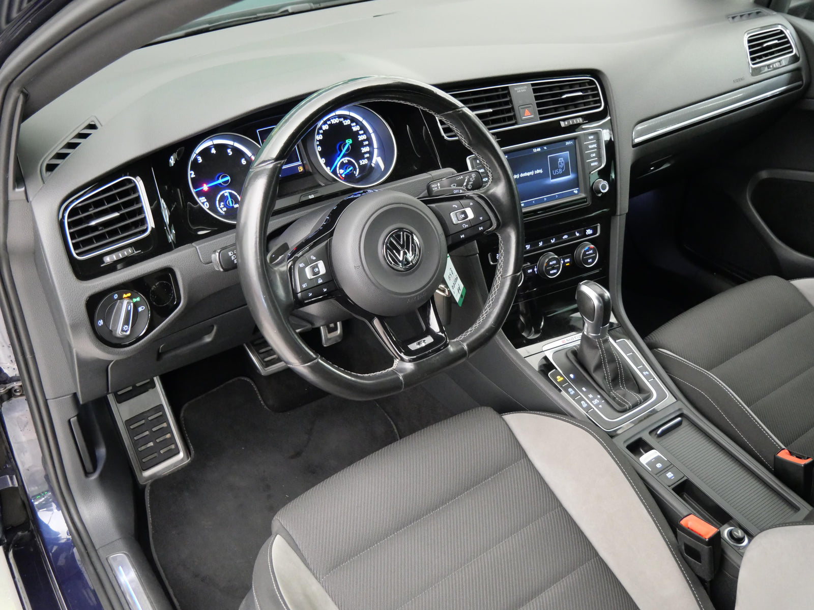 Volkswagen Golf 2.0 TSI 221 kW 4Motion "R" – foto 5