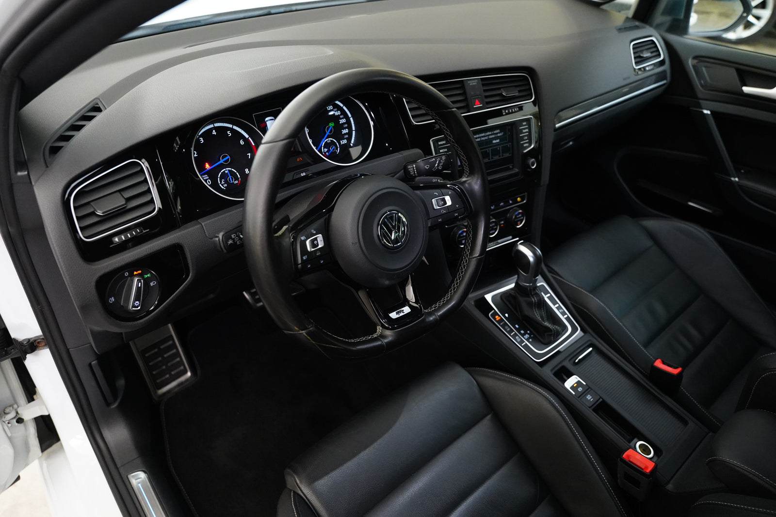 Volkswagen Golf 2.0 TSI 221 kW 4Motion R – foto 5