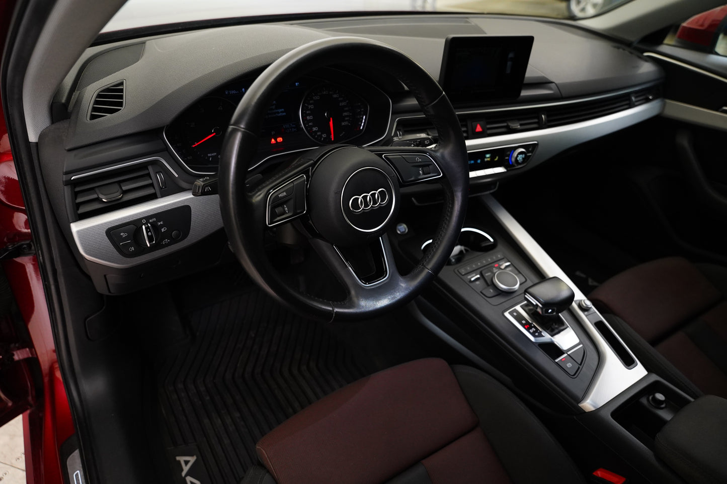 Audi A4 2.0 TDI 110 kW S tronic S line