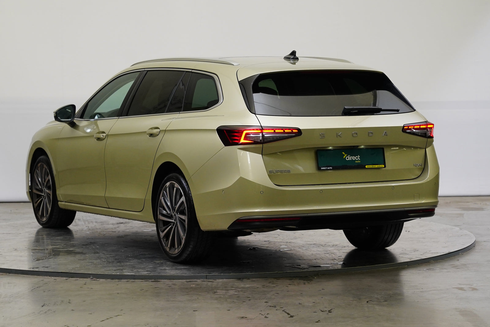 Škoda Superb 2.0 TDI 142 kW DSG 4x4 L&K – foto 7