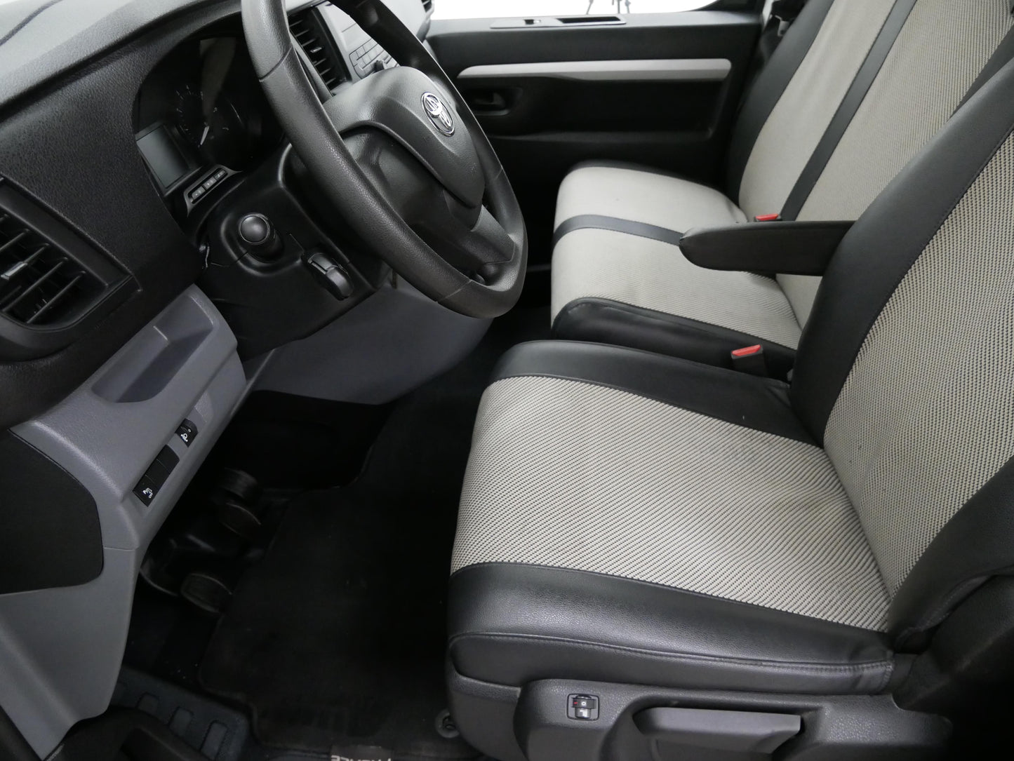 Toyota Proace 2.0 D-4D L3H1 6 míst