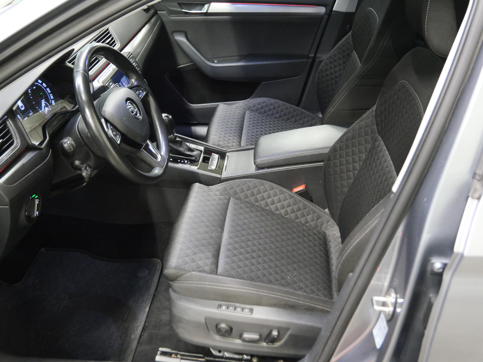 Škoda Superb 2.0 TDI 140 kW Style – foto 11