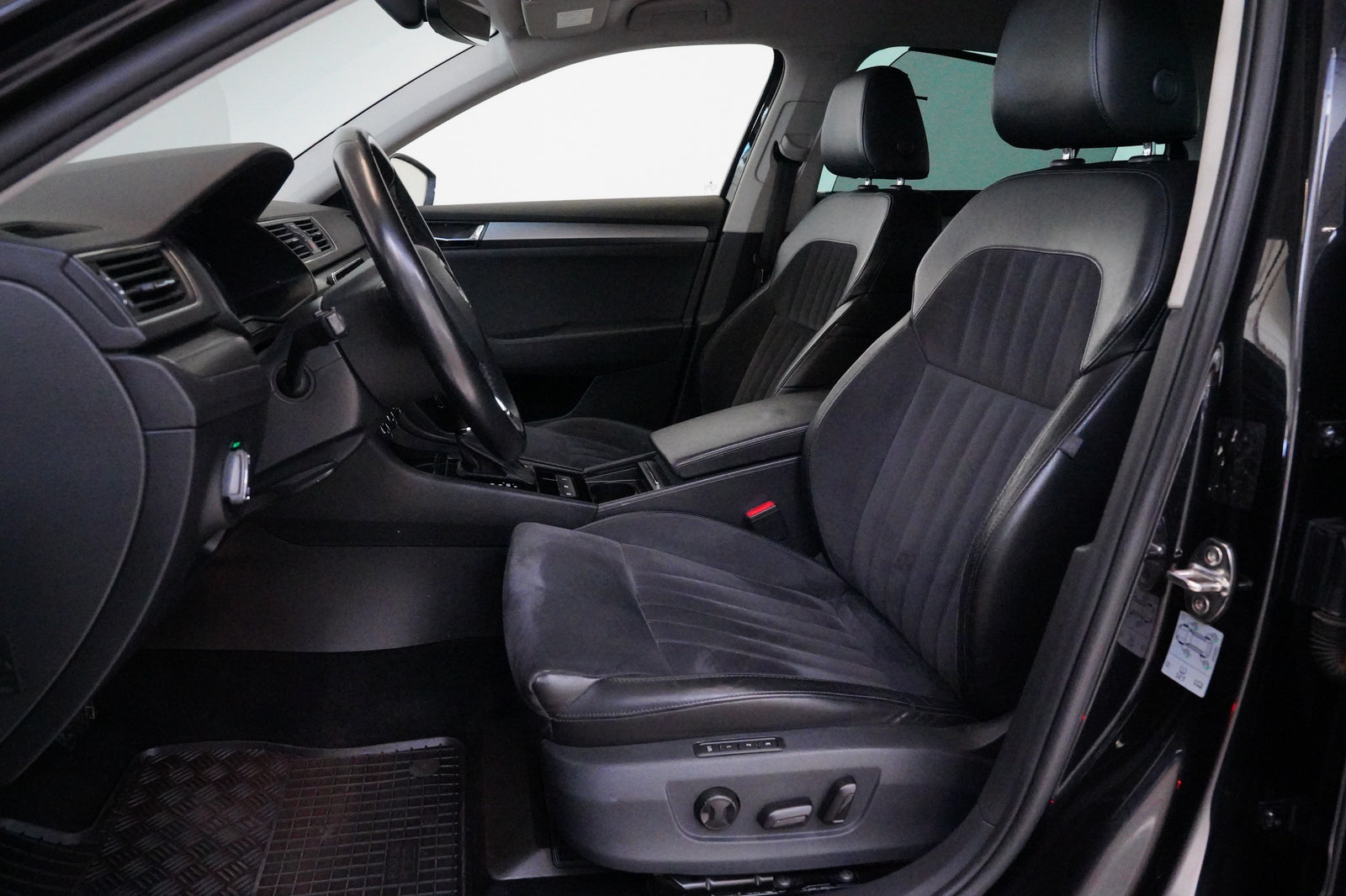 Škoda Superb 2.0 TDI 140 kW DSG Style Plus – foto 11
