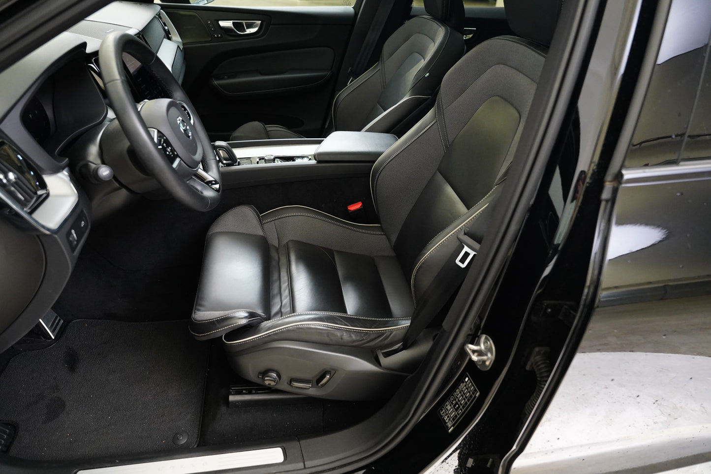 Volvo XC60 B4 145 kW AWD R-Design