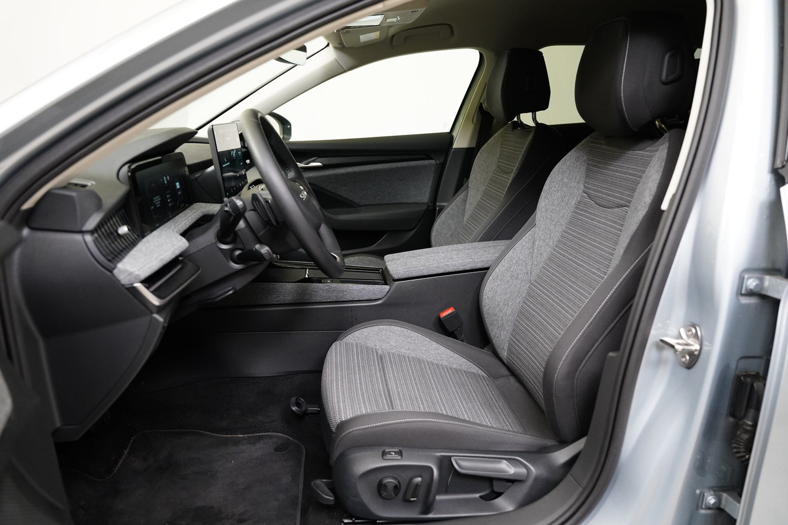 Škoda Superb 2.0 TDI 110 kW Selection – foto 11
