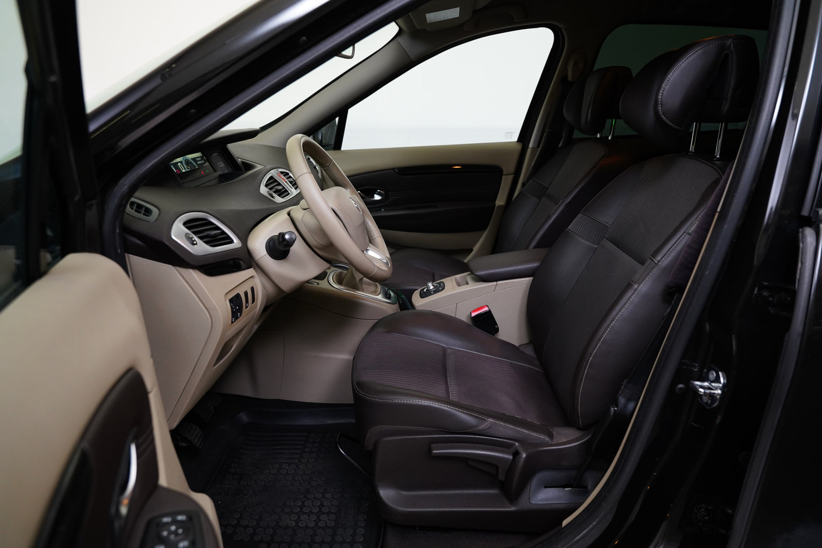 Renault Scénic 1.5 DCI 81 kW – foto 11