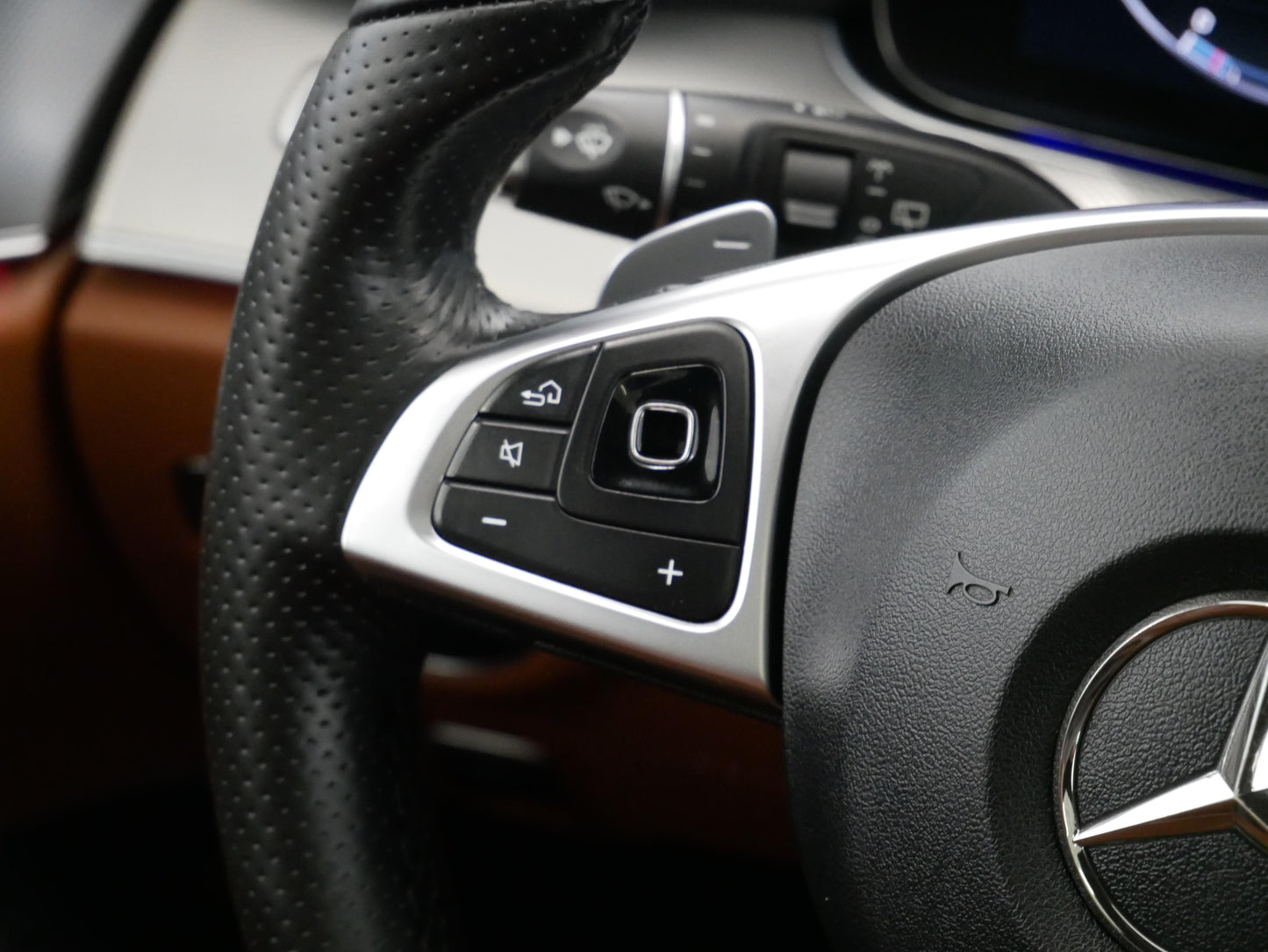 Mercedes-Benz E-Class E400 AMG LINIE 4MATIC 245KW