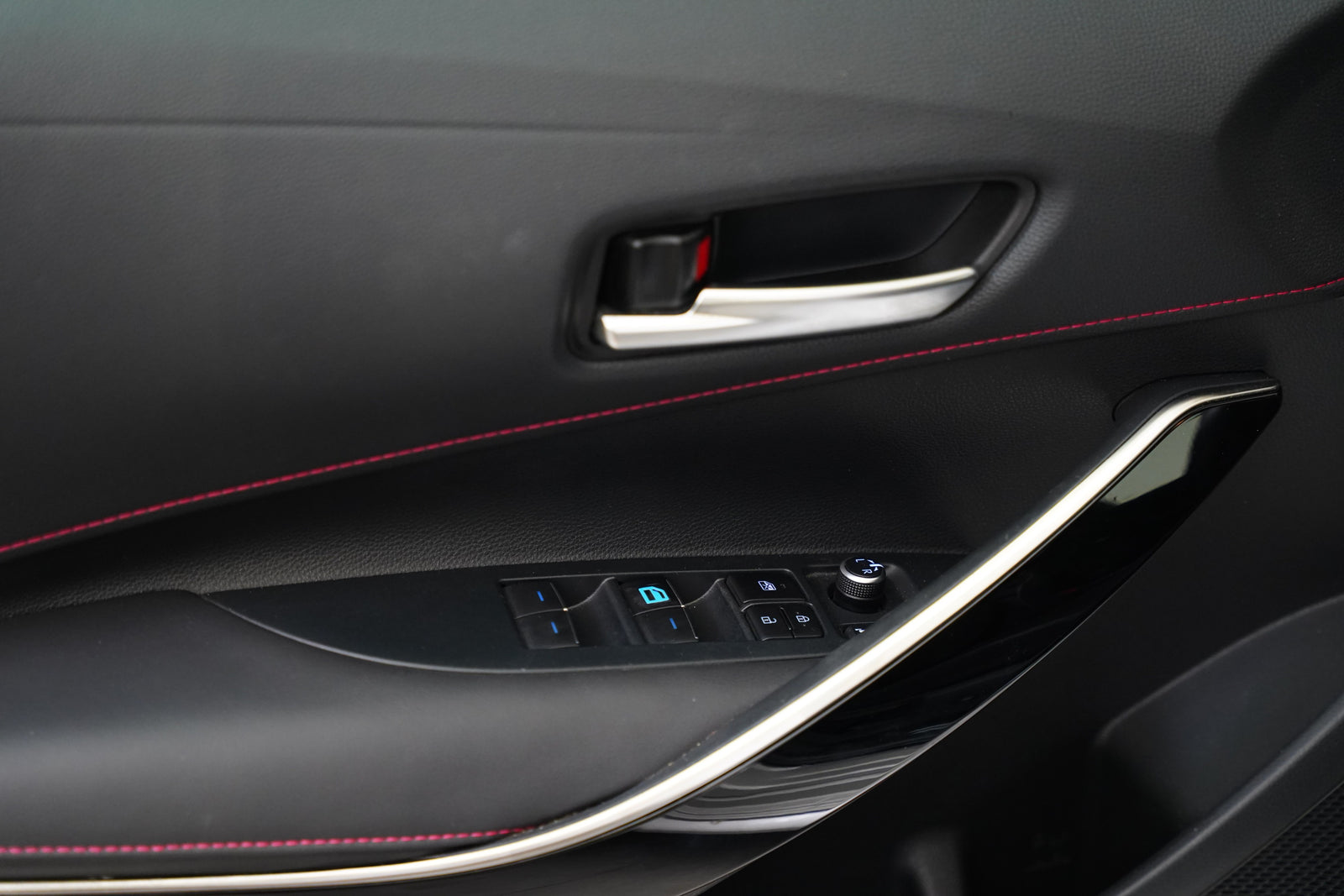 Toyota Corolla 2.0 HEV e-CVT 112 kW Selection – foto 12