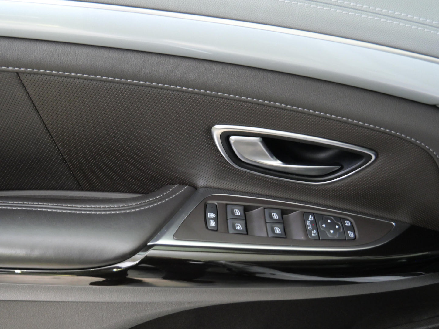 Renault Espace 1.6 dCi 118 kW Energy Initiale