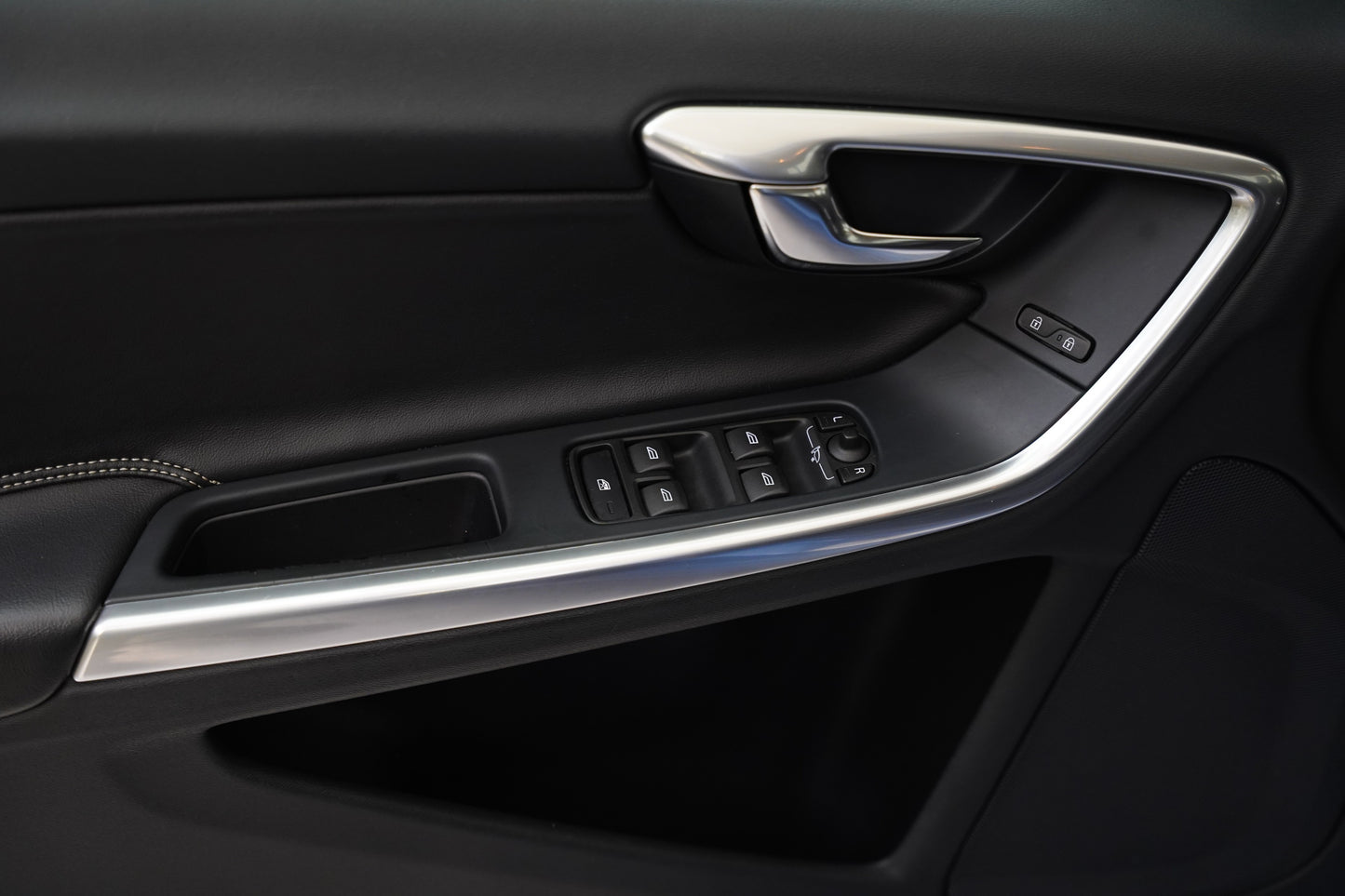 Volvo V60 2.0 T6 AWD 225 kW R-Desing