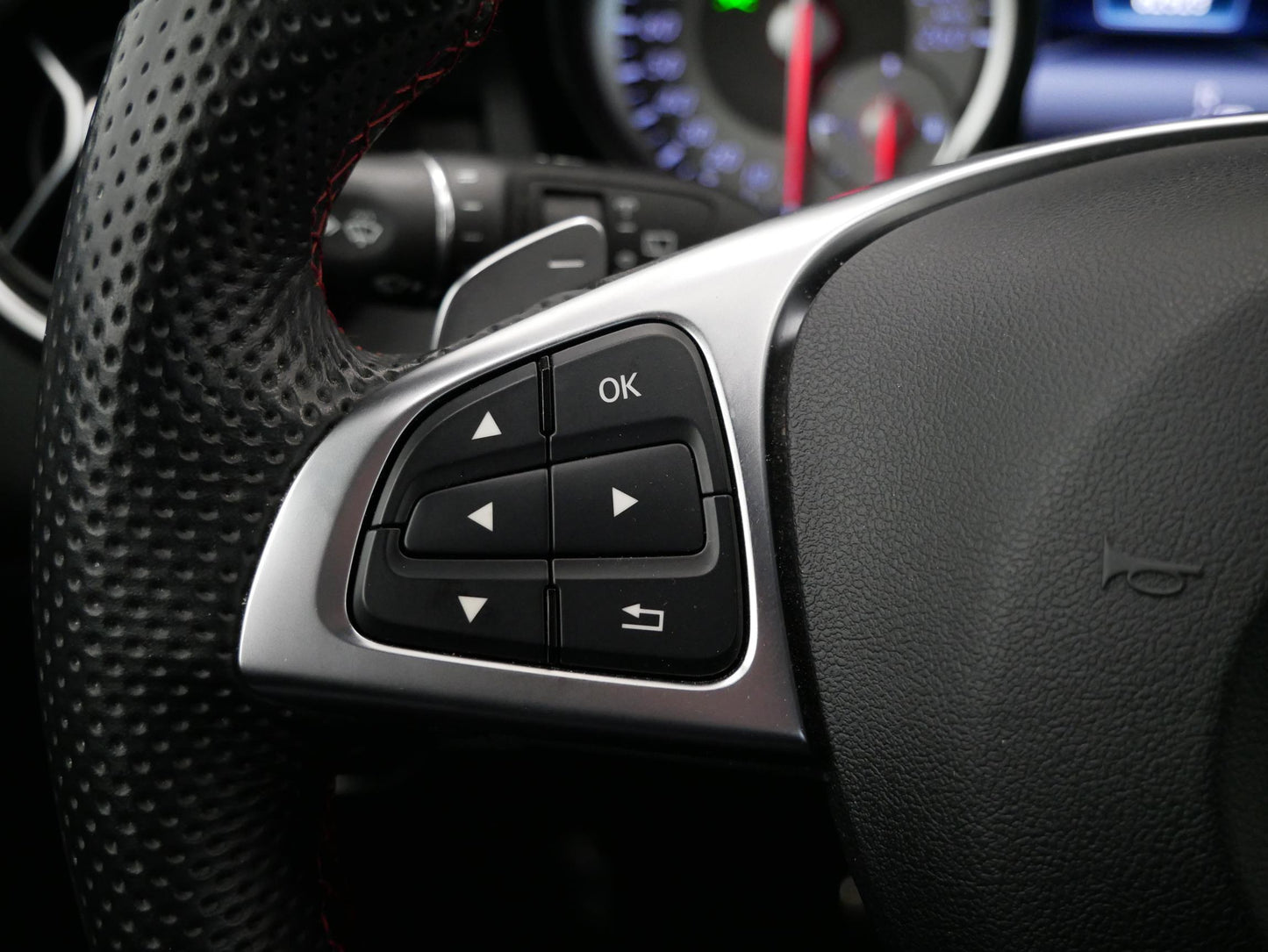 Mercedes-Benz GLA 220 D 4MATIC AMG paket