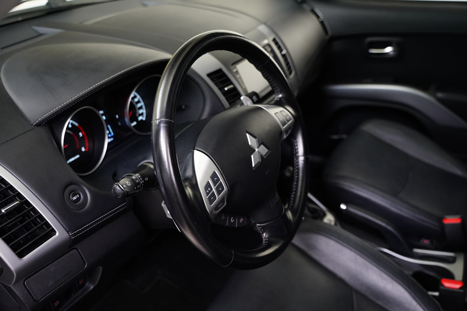 Mitsubishi Outlander 2.2 DI-D 115 kW 4x4 – foto 13