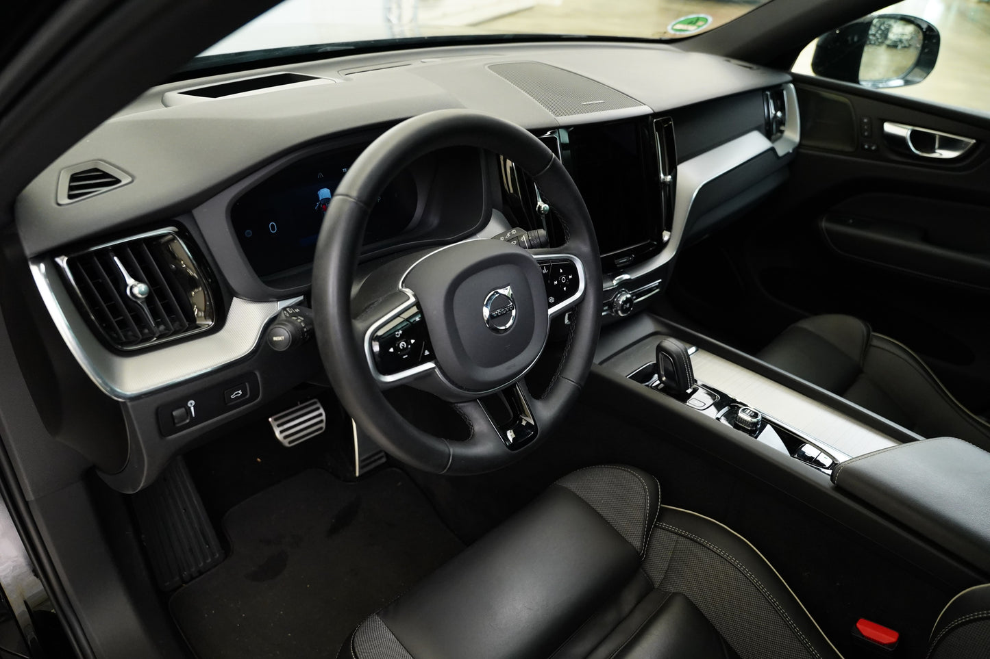 Volvo XC60 B4 145 kW AWD R-Design