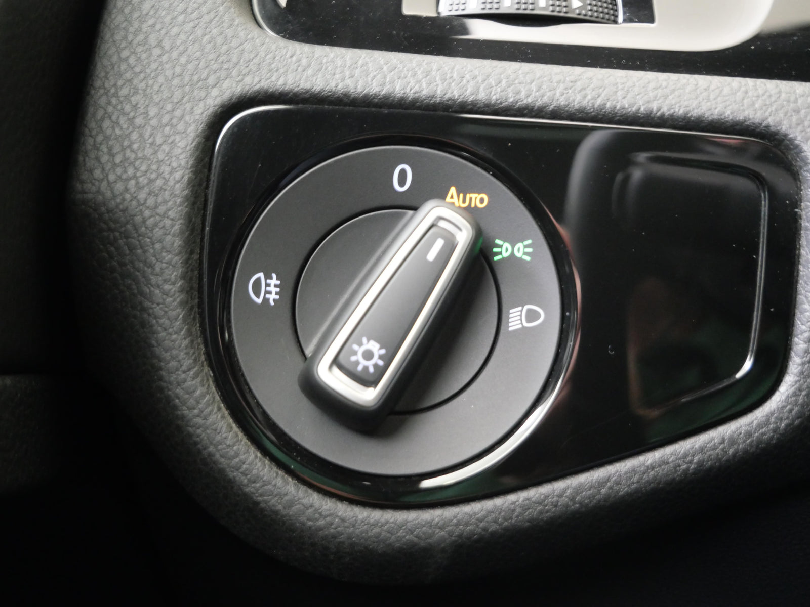 Volkswagen Golf 2.0 TSI 221 kW 4Motion "R" – foto 13