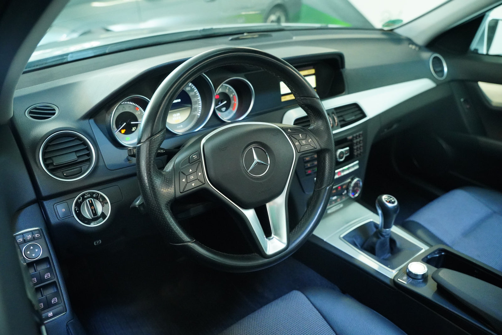 Mercedes-Benz Třídy C 180 CGI 115 kW Avantgarde – foto 15