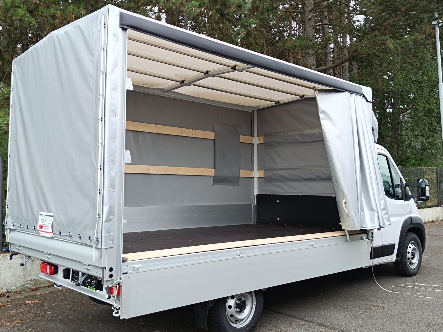 Fiat Ducato Maxi Kabina 2,2 MTJ 180k 35 L4 Podvozek + valník s plachtou 8 palet