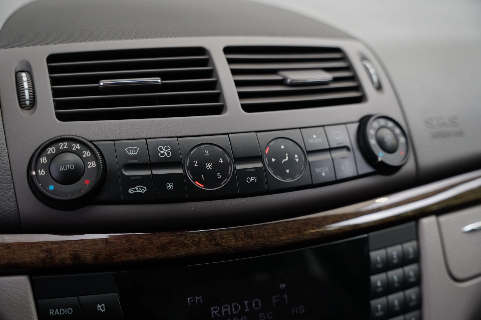 Mercedes-Benz Třídy E E350 T 200 kW – foto 18