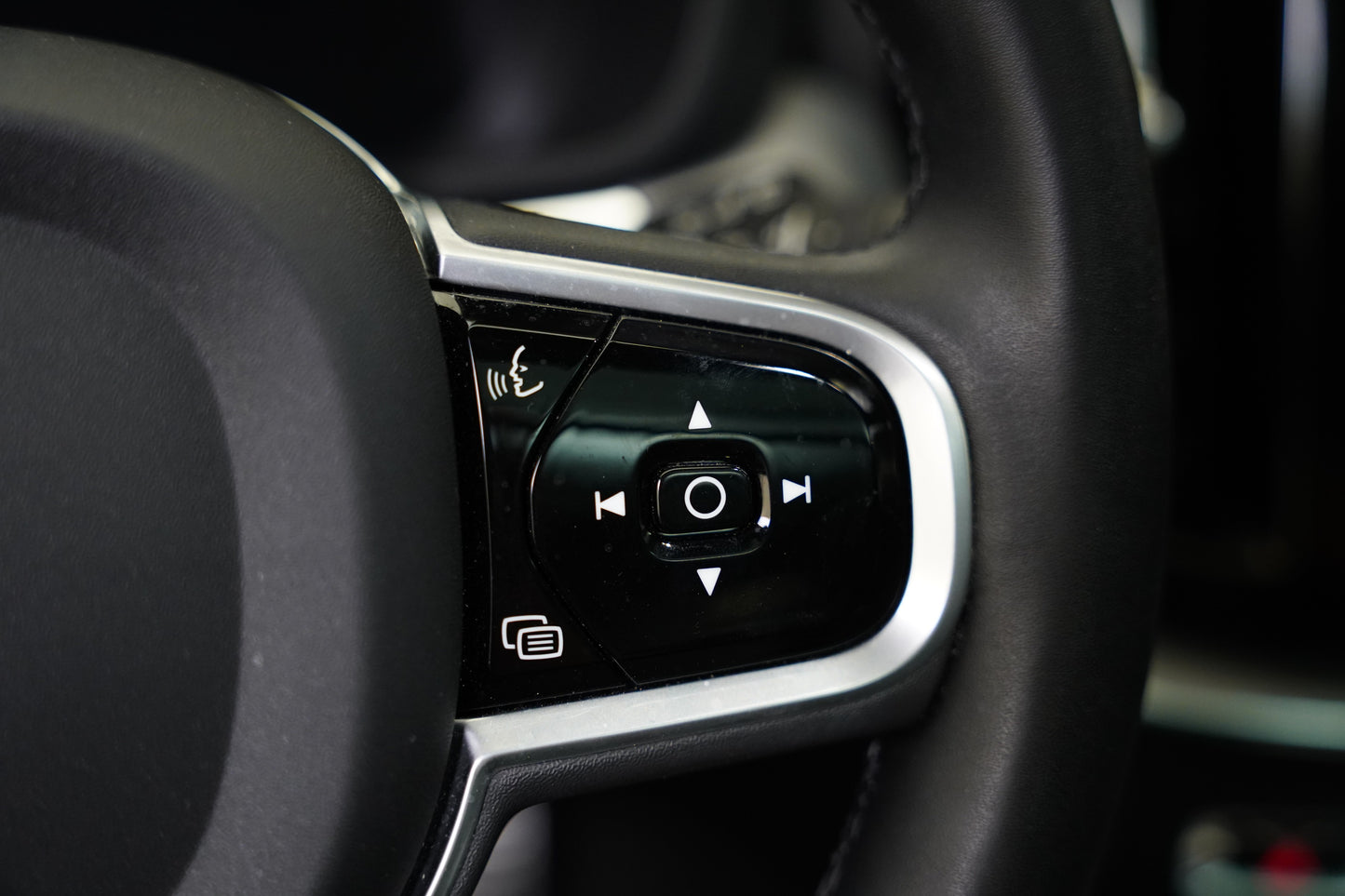 Volvo XC60 B4 145 kW AWD R-Design