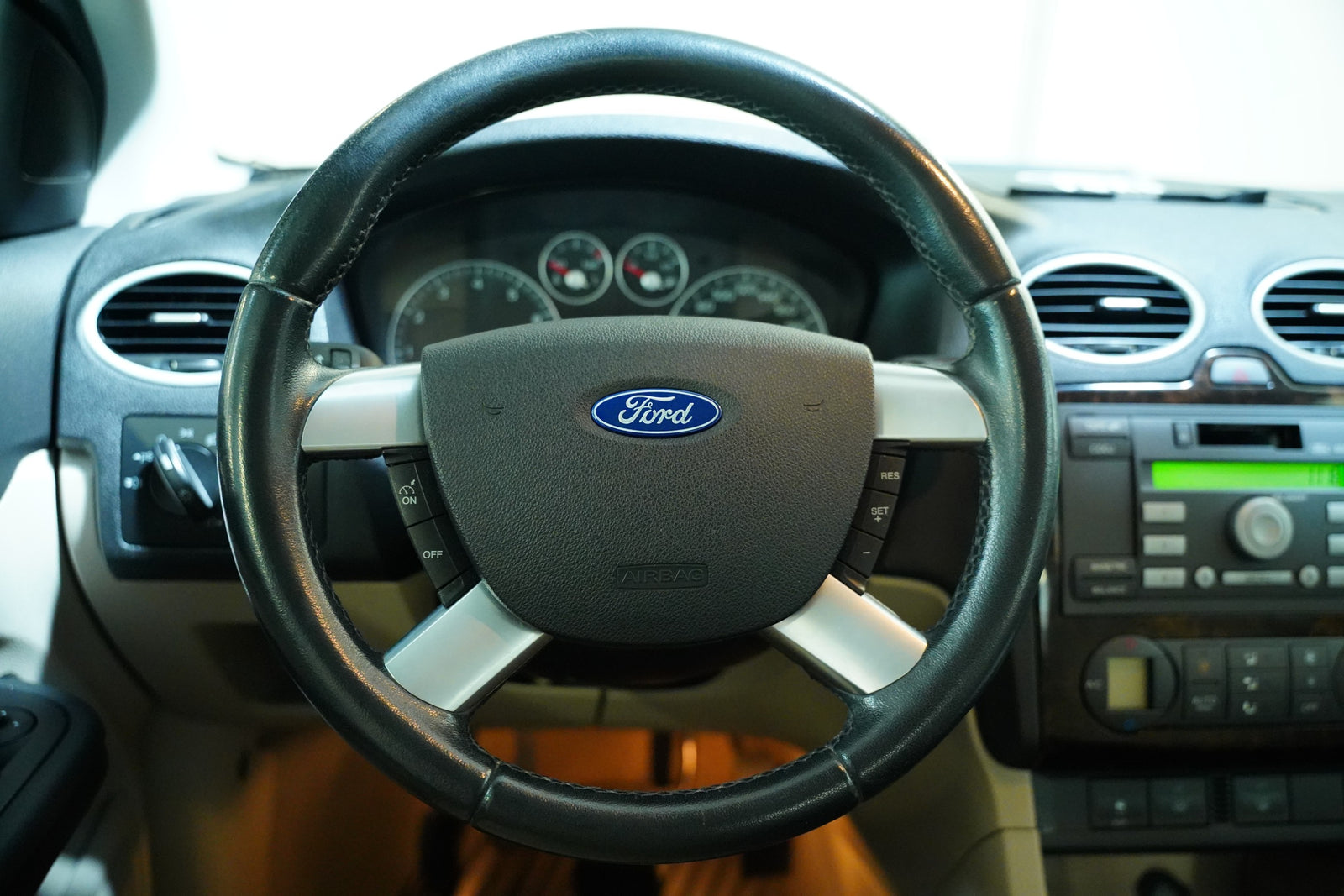 Ford Focus 1.6i 74 kW Ghia – foto 18